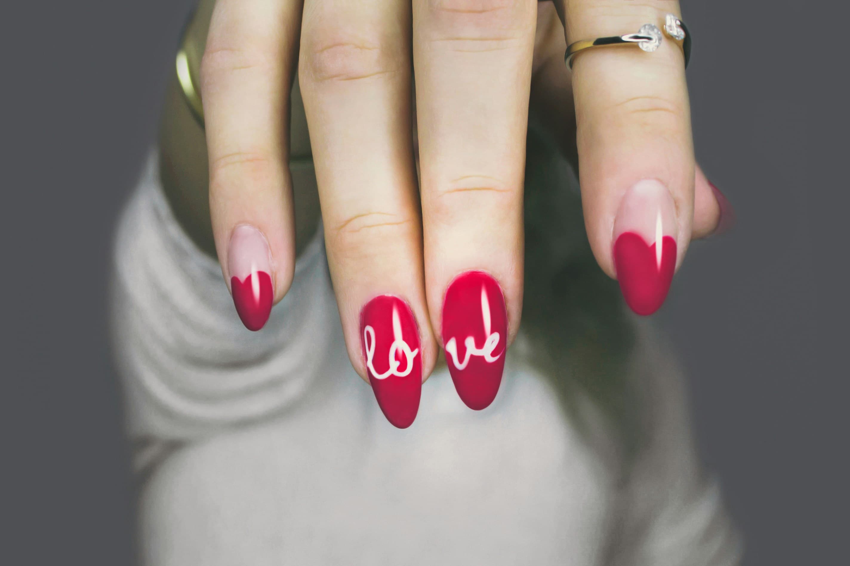 Gemanicuurde handen met roze nagels