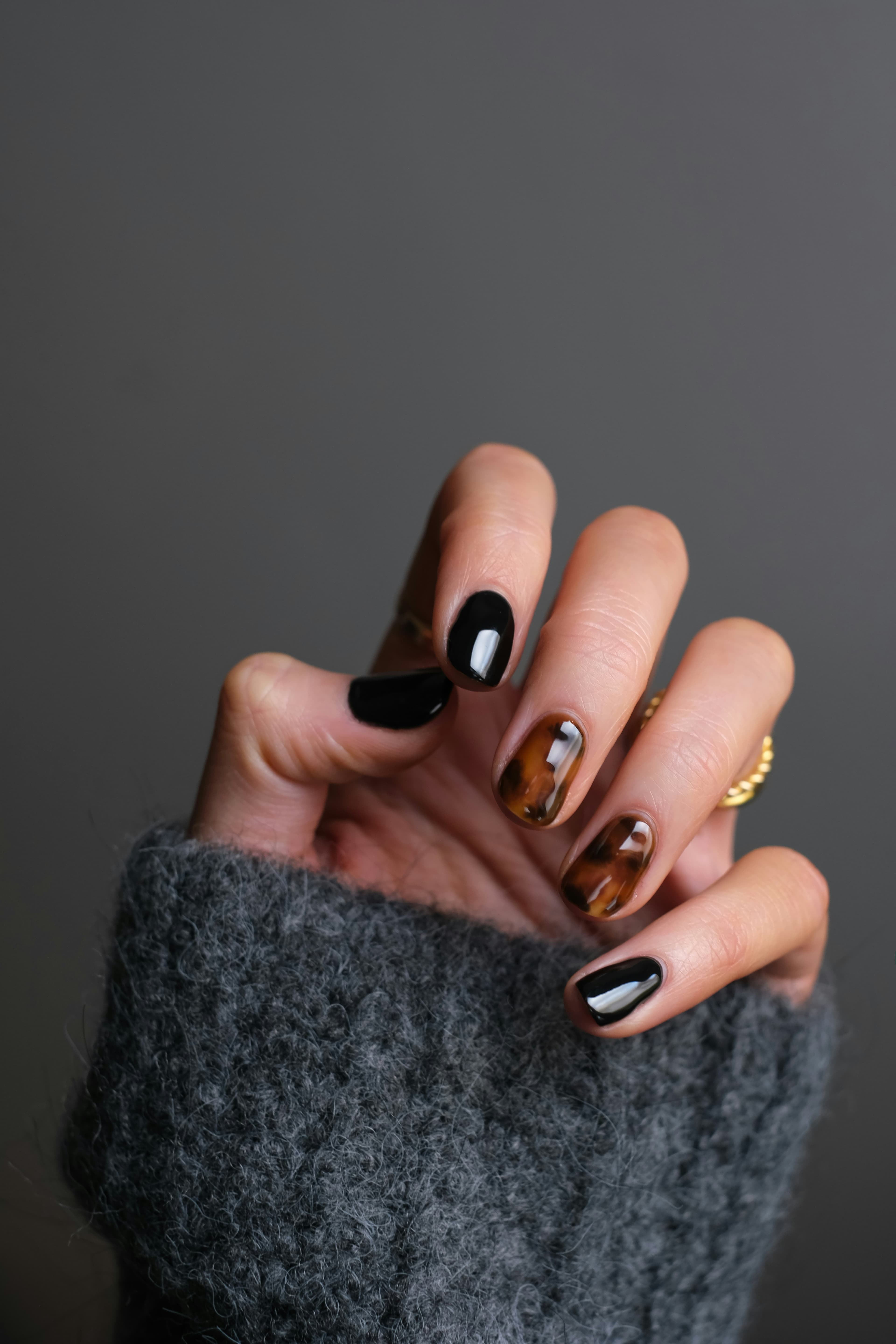 Nagels met schildpadprint en een gouden ring