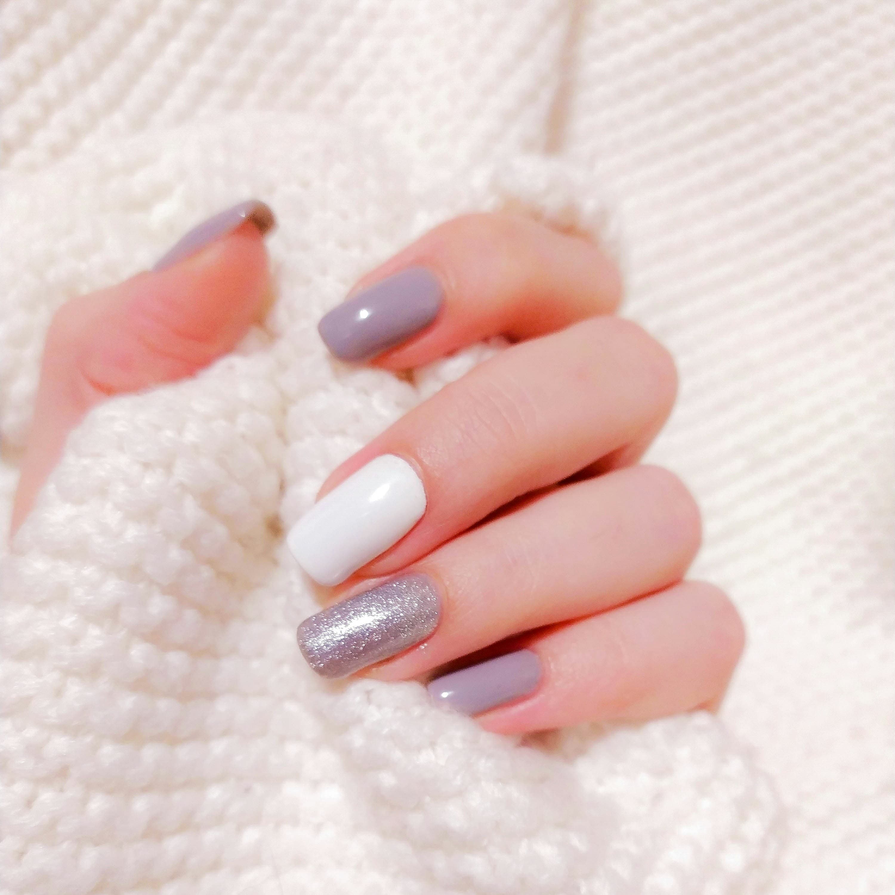 Nagels in mauve met zilveren glitter