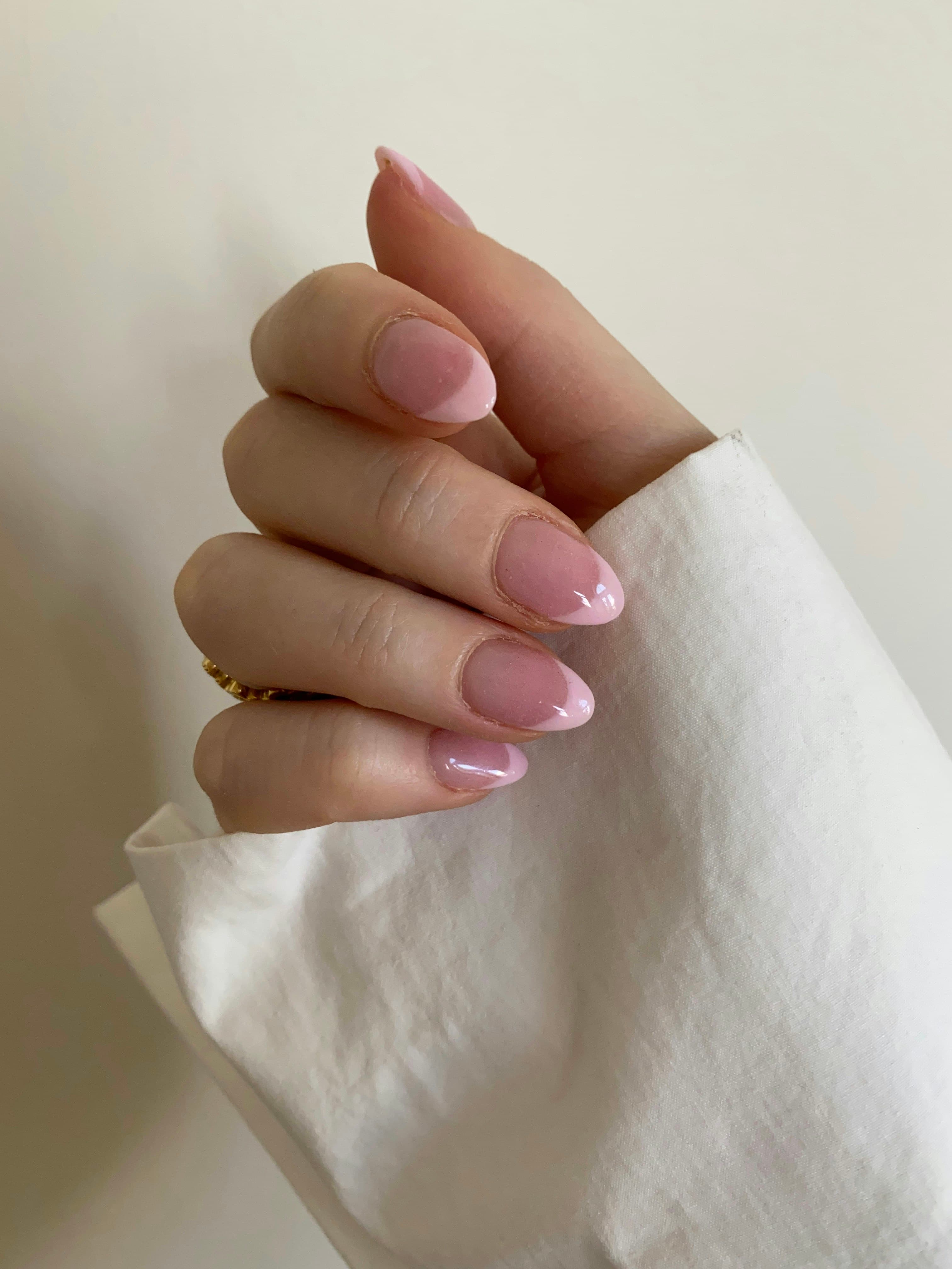 Roze gemanicuurde nagels