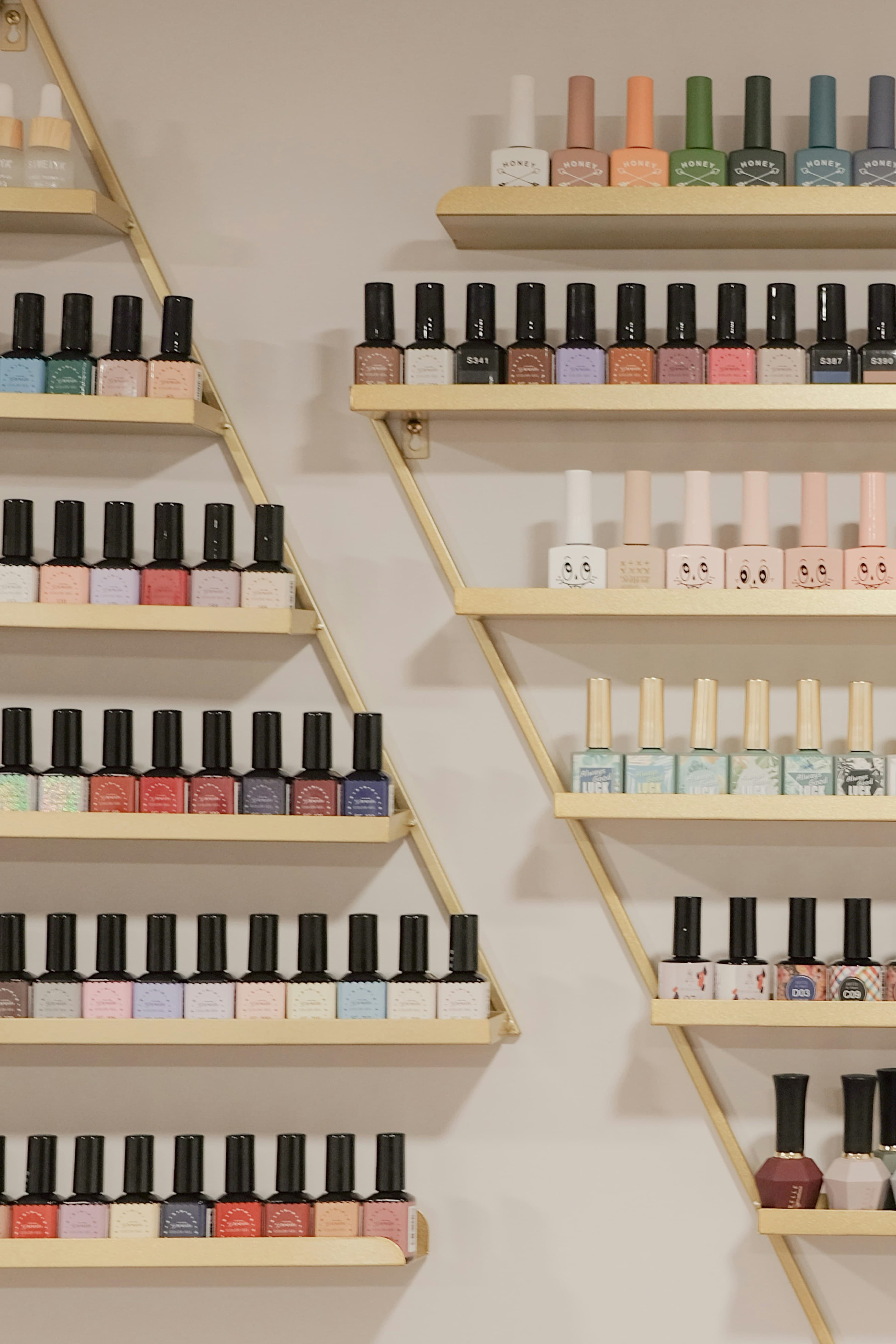 Flesjes nagellak op gouden planken